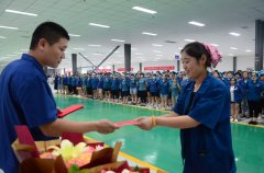 家紡成品車間勞動(dòng)競賽總結(jié) 優(yōu)秀員工捧起大花束